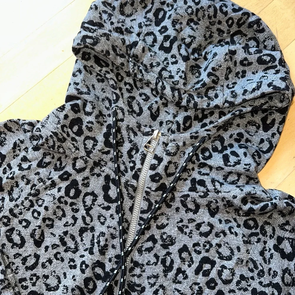 SUNDRY grey/black cheeta print zip up hoodie, 1 ( 4/6)  CB2436 - Picture 4 of 5